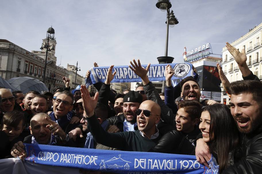 E nelle piazze di Madrid è tripudio azzurro: da ieri, ormai, i tifosi del Napoli fanno festa. Il centro di Madrid sembra provincia di Napoli.
